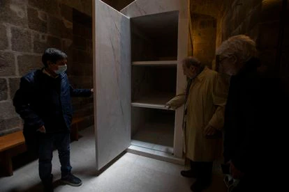 Siza mostró el interior de la tumba y el cantero que la construyó abrió la puerta.