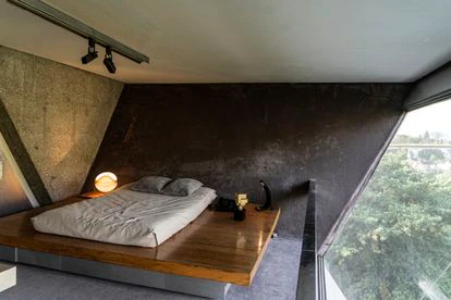 Un dormitorio en el estudio de Agustín Hernández.