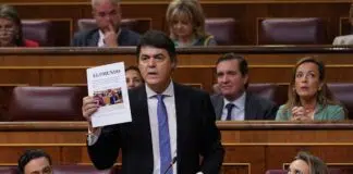 El diputado del PP Carlos Rojas muestra la portada de EL MUNDO al contestar preguntas