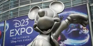 Una estatua de Mickey Mouse da la bienvenida a los asistentes a la conferencia D23 en Anaheim.