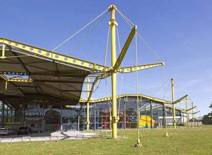 El Centro de Distribución de Renault (Swindon, Reino Unido, 1980-82), diseñado por Norman Foster al estilo de una fábrica, inauguró el Centro Pompidou.