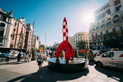 Réplica del cohete lunar de Tintín, situado entre Alcalá y Gran Vía de Madrid.
