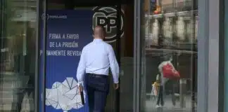 Un hombre entra en la sede nacional del PP por la calle Génova.