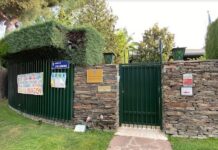 Puerta de la embajada de Ucrania en España