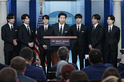 Miembros del grupo pop surcoreano BTS en la Casa Blanca en mayo de 2022.