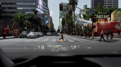 Una imagen del sitio web de la empresa WayRay que muestra sus gafas de realidad aumentada para automóviles en acción.