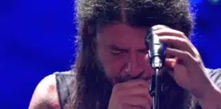 Una imagen tomada de YouTube muestra a Dave Grohl llorando durante su concierto en Londres anoche.
