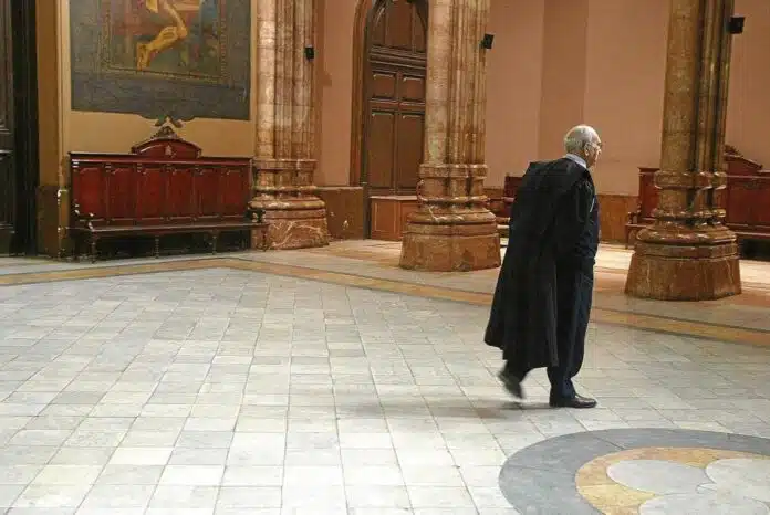 Un abogado en bata, en el vestíbulo de la Audiencia de Barcelona.