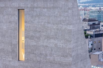 Una de las ventanas verticales de la Fundación Cultural Songeun (Seúl).