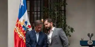 Gabriel Boric y Gustavo Petro conversan durante una reunión en el Palacio de la Moneda en Santiago (Chile), el 9 de enero de 2023. 