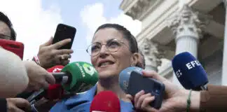 Macarena Olona, ​​durante su intervención a las puertas del Parlamento.