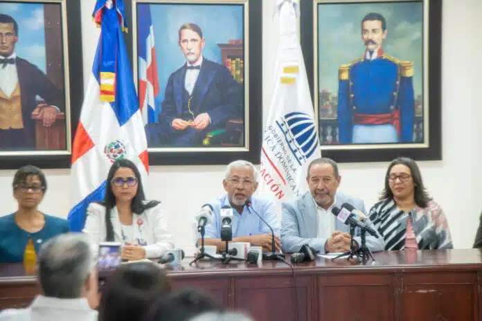 Ministro de Educación Ángel Hernández y otros funcionarios.