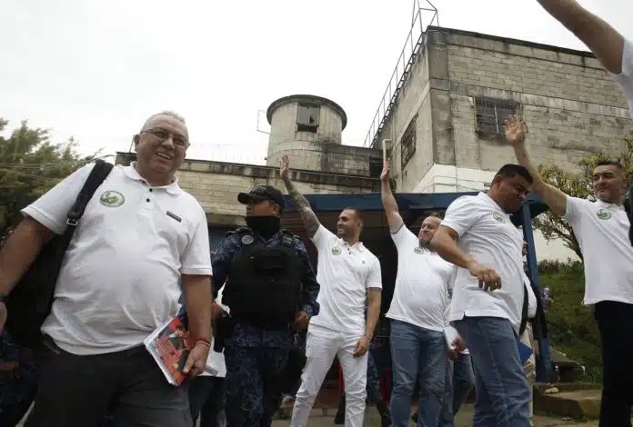 Instalan mesa de diálogo con estructura criminal de Medellín en medio de inseguridad jurídica


