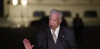 Escritor Mario Vargas Llosa hospitalizado en Madrid por covid-19


