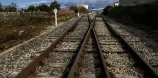 Un bebé de 18 meses muere al chocar un tren de la línea Madrid-Badajoz con un coche en Toledo

