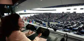 La UE frustra el 'sorprendente' intento de Sánchez de llevar la 'España multiétnica' a Bruselas como pago a Puigdemont

