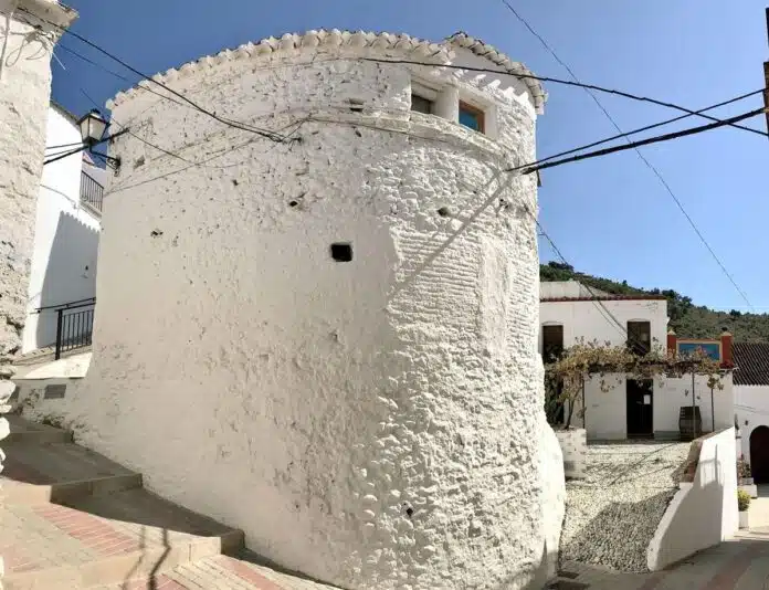 El pueblo más pequeño de Málaga encuentra su propio castillo

