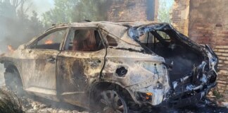 Una tribu secuestró a un hombre en plena calle y luego quemó el coche

