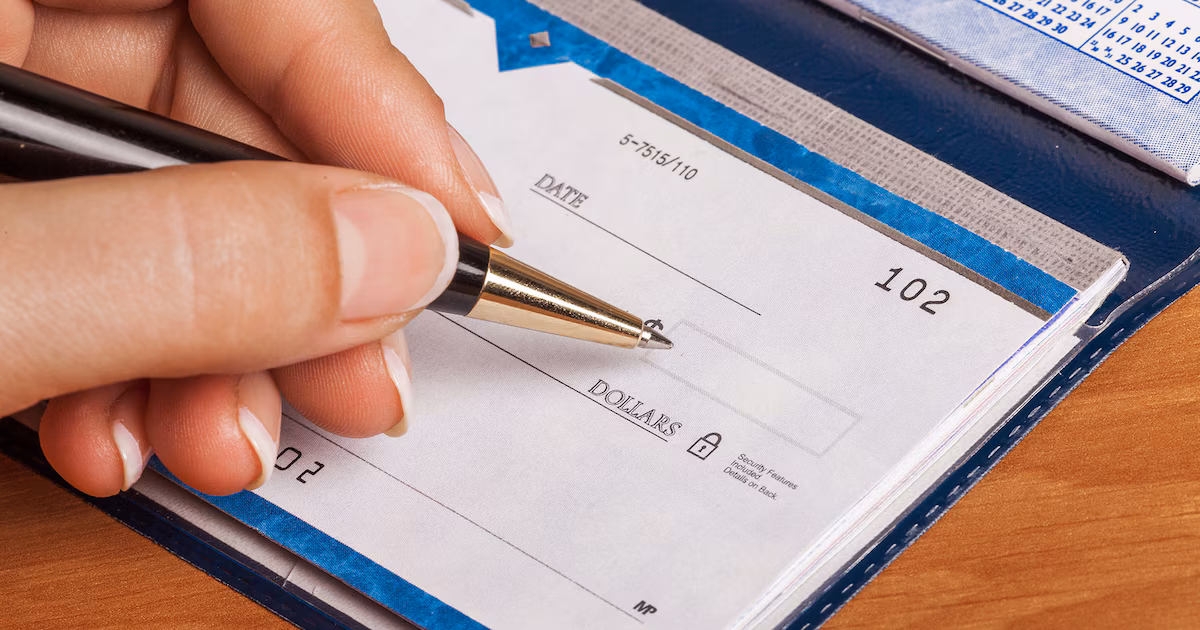 El número de cheques rechazados por falta de fondos disminuyó pero duplicó el número de hace un año