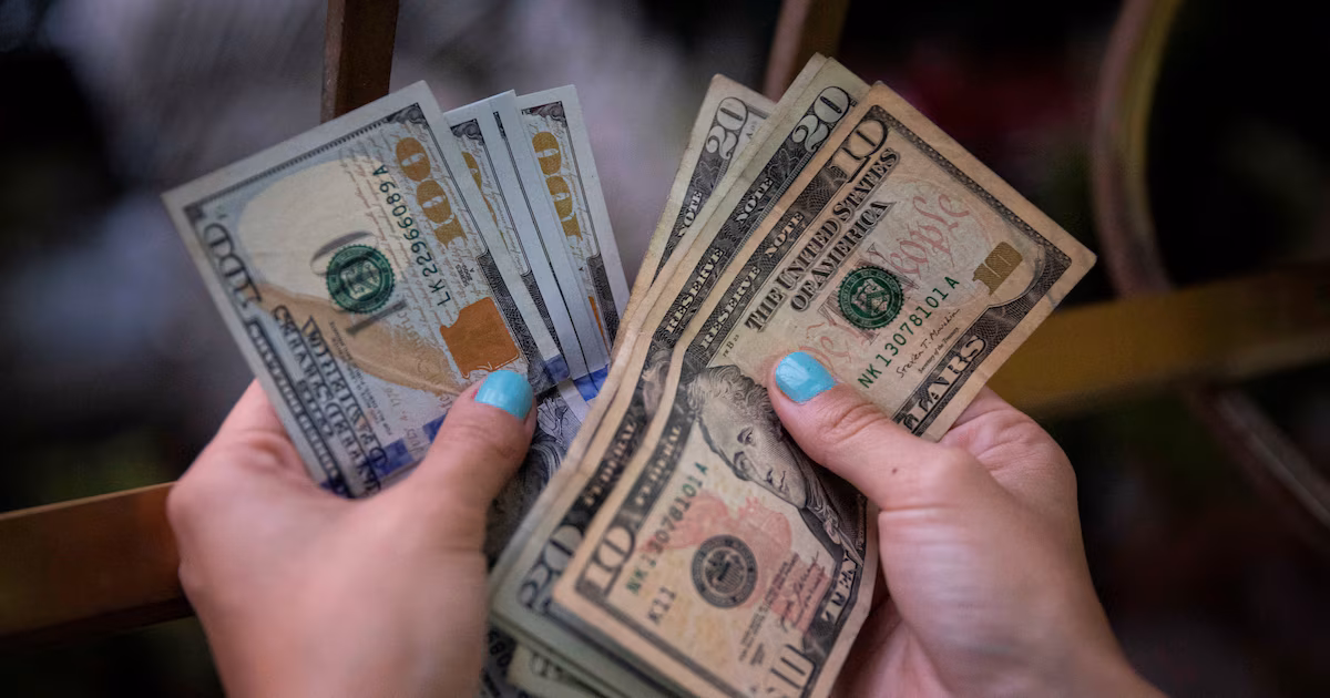 El dólar bajó a un mínimo de dos semanas y el BCRA compró otros USD 55 millones en el mercado