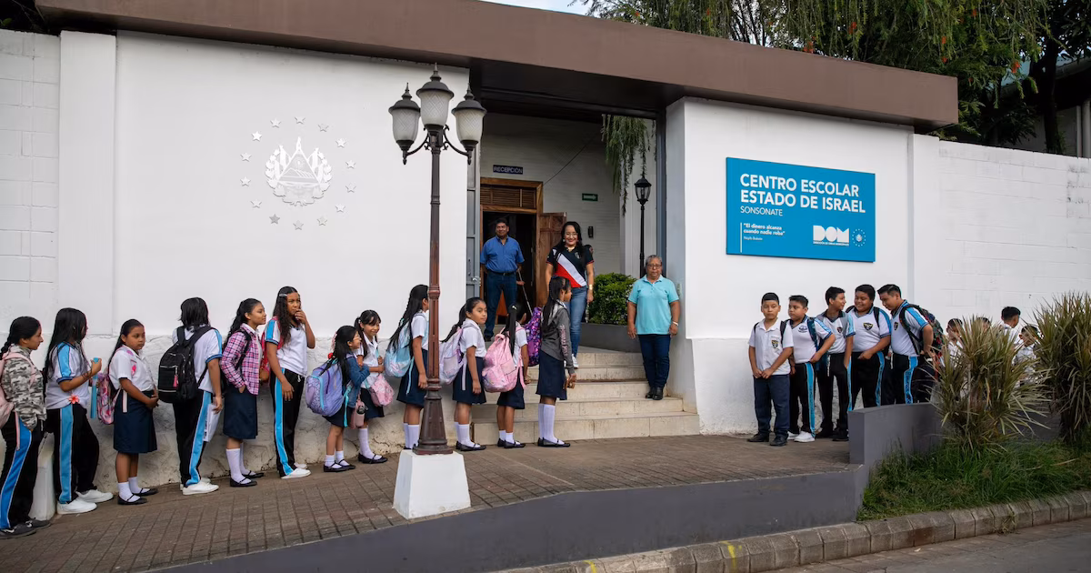 490 escuelas públicas salvadoreñas han sido intervenidas