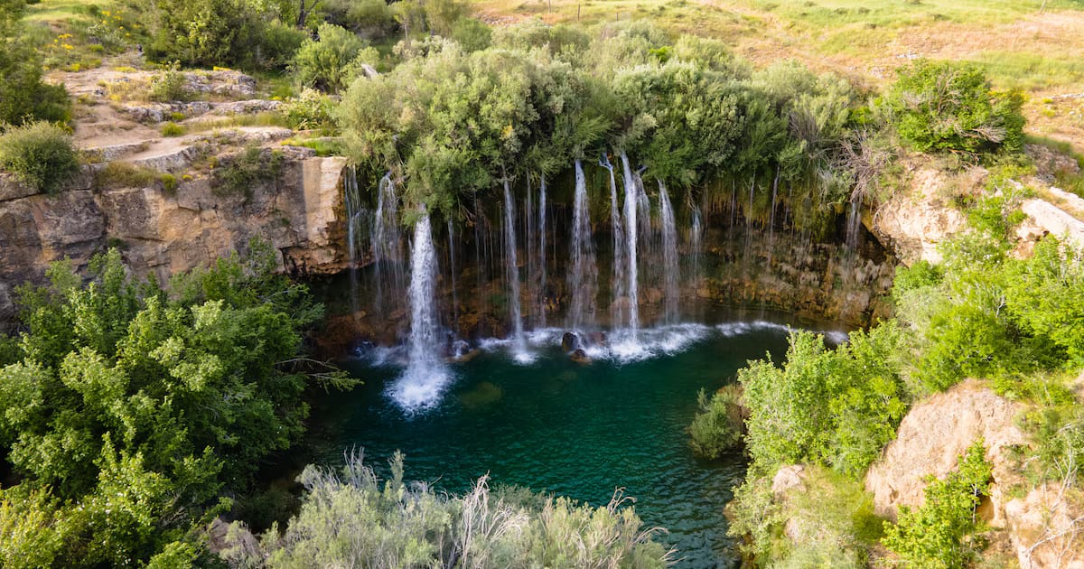 La joya natural de Teruel a la que se llega por una ruta de senderismo: una bonita cascada con una piscina natural