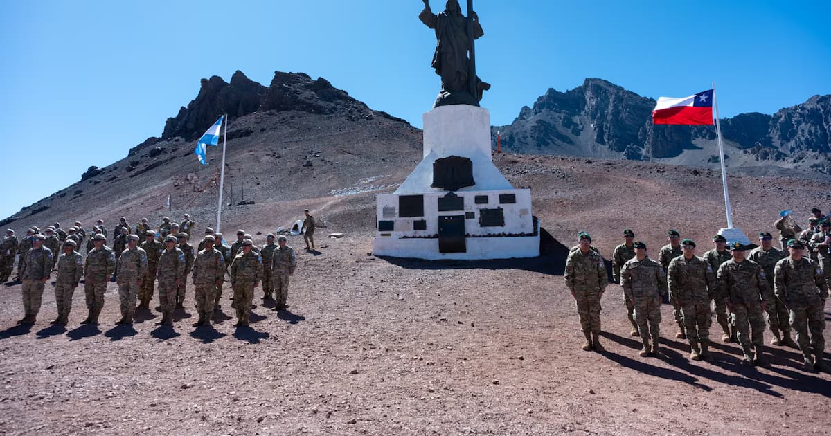 A 209 años del histórico cruce de los Andes, los ejércitos de Argentina y Chile alcanzaron la cumbre del Aconcagua