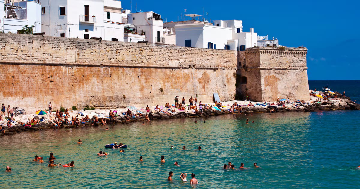 Ni Mallorca ni Santorini: la isla del Mediterraneo que está batiendo récods históricos de turismo