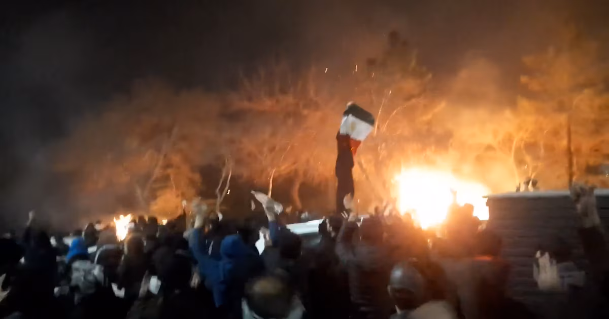 EN VIVO | Miles de iraníes siguen protestando en todo el país pese a la censura y brutal represión del régimen
Trump dijo que Estados Unidos “está listo” para ayudar al pueblo iraní en medio de las protestas contra el régimen
El régimen de Irán amenazó con pena de muerte a quienes participen o colaboren en las protestas
Las fuerzas del régimen iraní asesinaron al campeón de culturismo Masoud Zatparvar en el marco de las masivas protestas
El régimen de Irán incrementa la represión tras dos semanas de protestas: al menos 65 muertos y bloqueo de internet