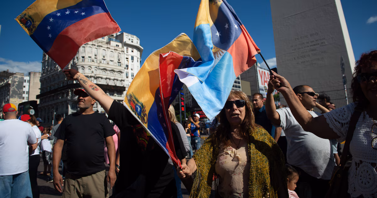 Venezolanos se movilizan al Obelisco para festejar la caída de Nicolás Maduro