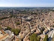 El pueblo del sur de Francia conocido como la ‘pequeña Roma de las Galias’ que es una joya patrimonial: un anfiteatro y secretos subterráneos