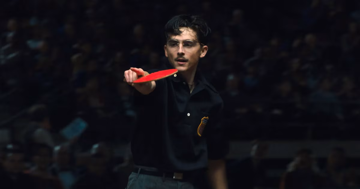 La escena más tensa de Timothée Chalamet durante el rodaje de ‘Marty Supreme’ fue con un extra que le amenazó: “He estado 30 años en la cárcel”