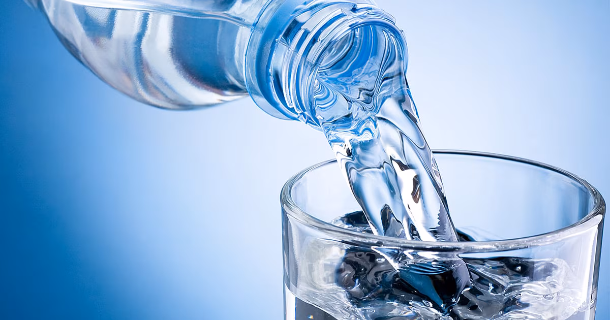 Algunas aguas embotelladas populares contienen sustancias químicas no reguladas, según los investigadores.