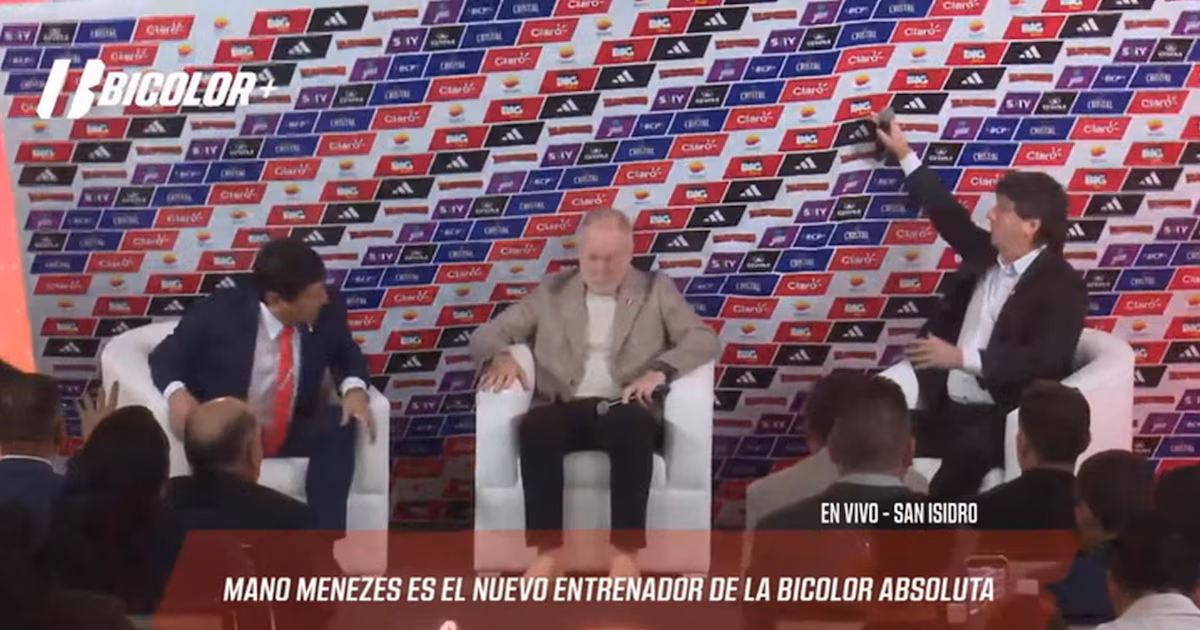 Mano Menezes vivió momento surrealista en Perú: banner publicitario por poco le cae encima durante su presentación como nuevo DT de la ‘bicolor’