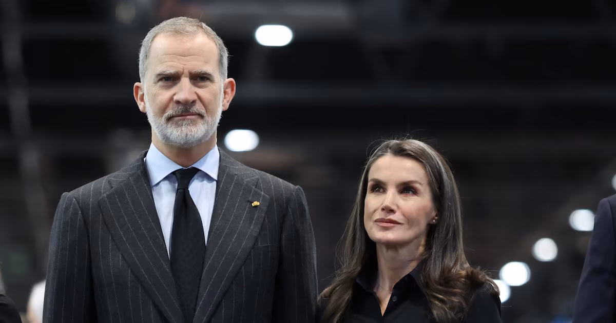 La reina Letizia luce su look más sobrio, de luto por la tragedia de Adamuz, en la inauguración de FITUR 2026