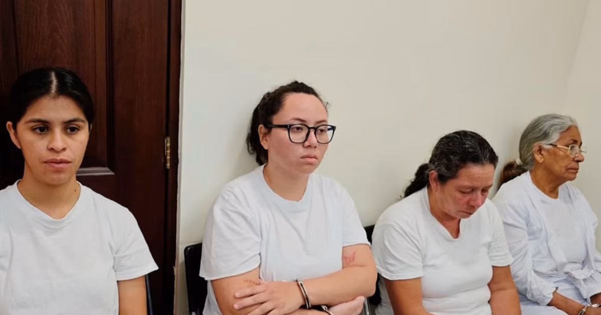 Tribunal de El Salvador emite condena de 110 años de prisión por estafas a familiares de detenidos bajo el régimen de excepción