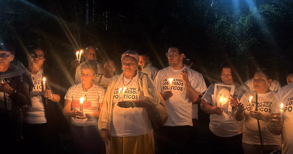EN VIVO | Los familiares de presos políticos aguardan nuevas excarcelaciones en plena vigilia frente a la incertidumbre generada por el régimen
Durante su encuentro, María Corina Machado le regaló su medalla del Premio Nobel de la Paz a Donald Trump
El secretario general de la OEA reiteró su disposición a apoyar la transición política en Venezuela