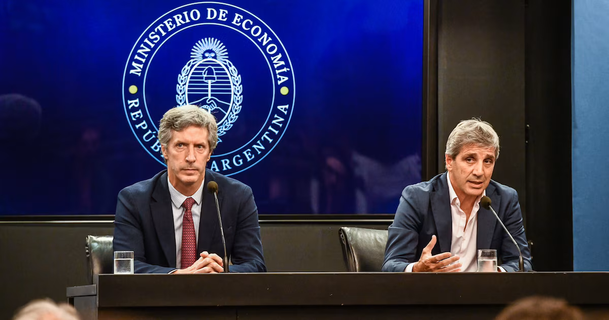 Tras el salto de la inflación, el Banco Central aceleró la compra de dólares y el Tesoro subió las tasas en pesos