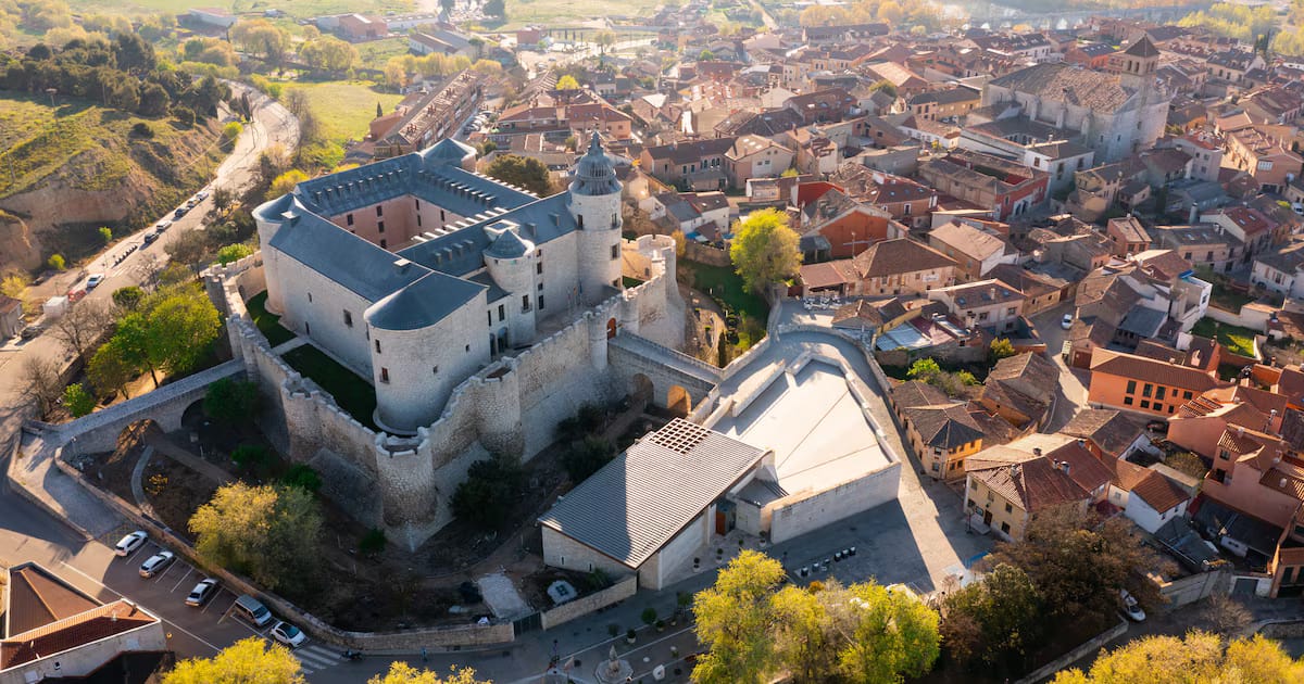 El pueblo medieval de Valladolid que guarda el archivo histórico más importante de España: un castillo del siglo XV, dos ríos y una ruta literaria