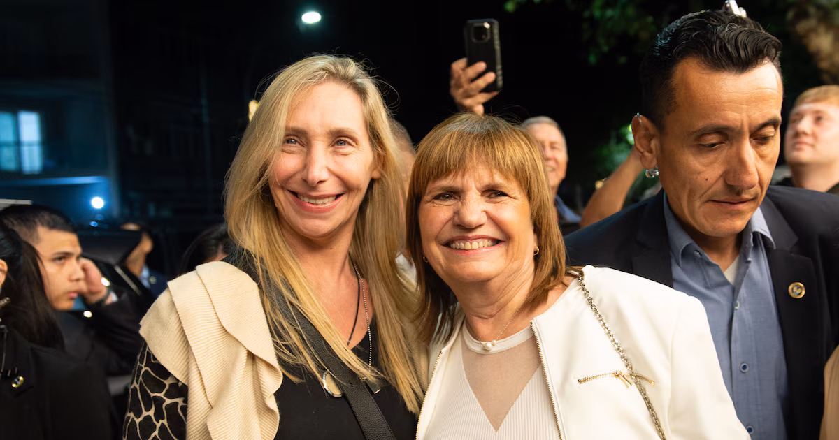 Karina Milei fue al teatro a ver la obra en la que actúa la pareja de Patricia Bullrich