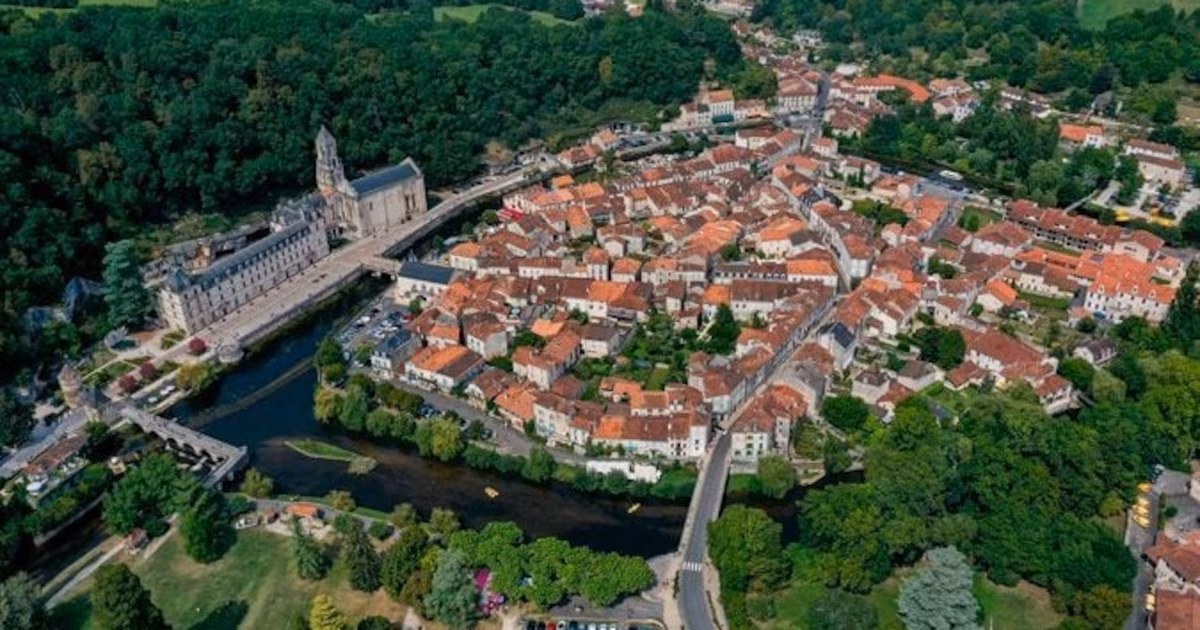 El pueblo medieval del sur de Francia considerado la Venecia verde: un mágico rincón con una abadía del siglo XVIII llena de cuevas