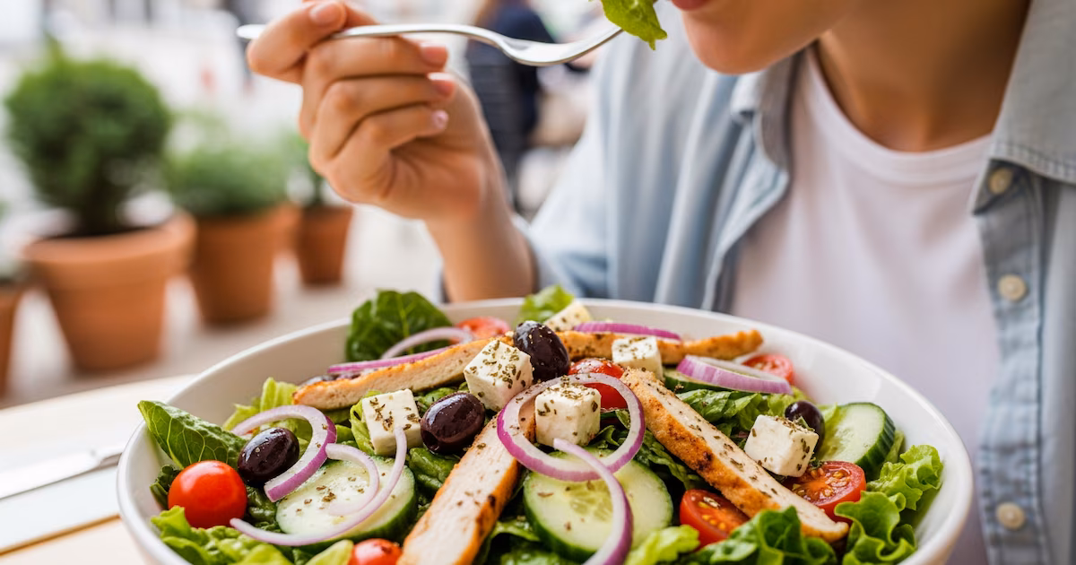 Seguir una dieta antiinflamatoria podría disminuir el riesgo de artritis reumatoide, según estudio