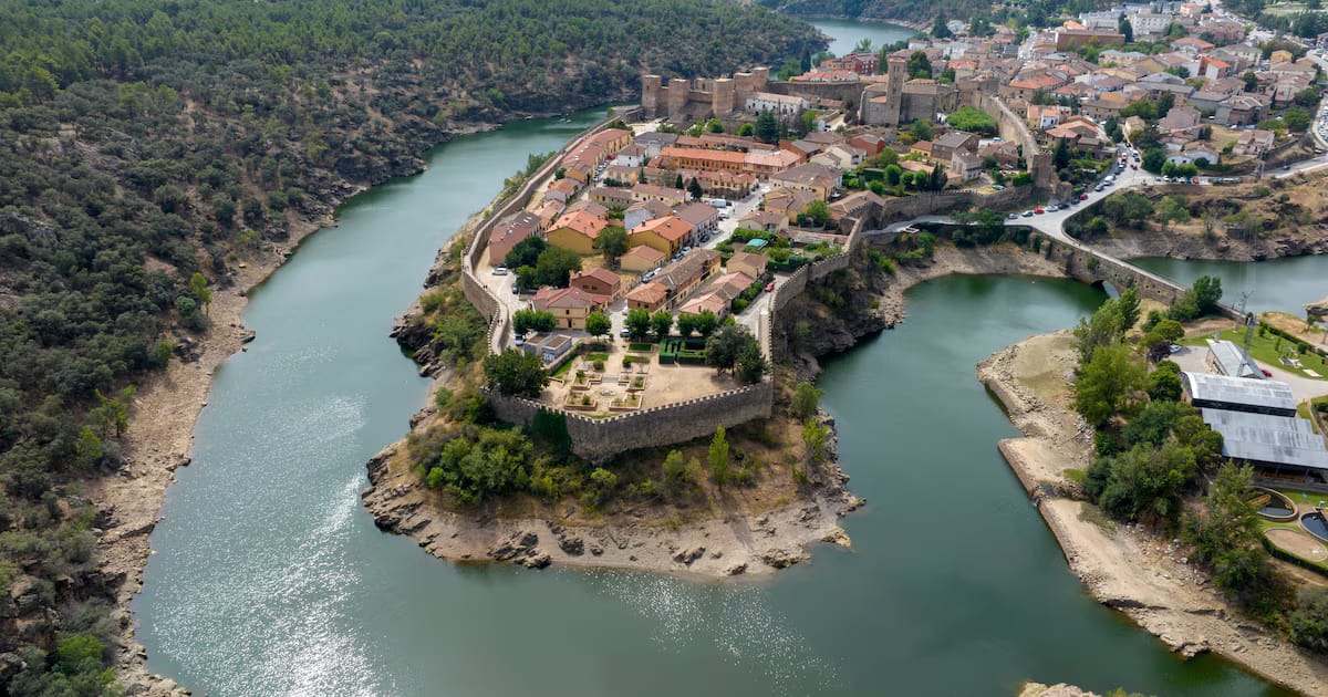 Este es el pueblo más antiguo de Madrid y uno de los más bonitos de España: una villa medieval con un castillo del siglo XIV y rutas de senderismo