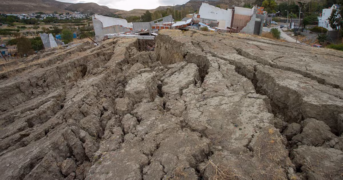 Con 300 familias afectadas, buscarán declarar la emergencia en Comodoro Rivadavia tras el desplazamiento del cerro