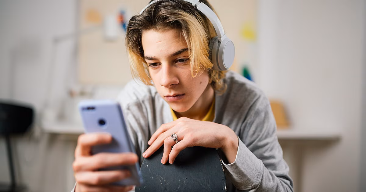 Redes sociales en adolescentes: ni tanto que queme al santo, ni tan poco que no lo alumbre
