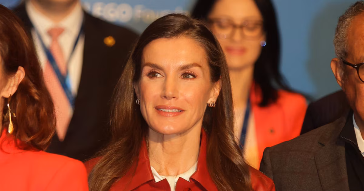 La reina Letizia rescata su chaqueta de cuero roja de Mango y gana