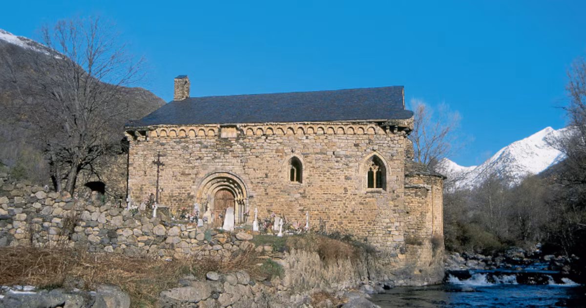 Es una de las ermitas más bonitas de España: está pegada al cauce de un río, forma parte de un cementerio y se construyó en el siglo XII