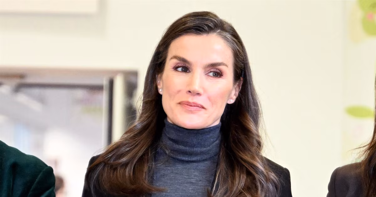 La reina Letizia muestra su imagen más juvenil con una tiara en su último acto