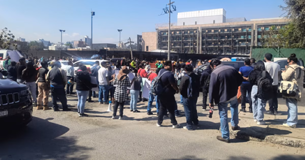 Manifestaciones, accidentes y bloqueos en CDMX y Edomex hoy 28 de enero: se reporta incendio en Mártires de Tacubaya y Av. Revolución
Choque entre tren y automóvil en la alcaldía Gustavo A. Madero dejó dos personas atrapadas