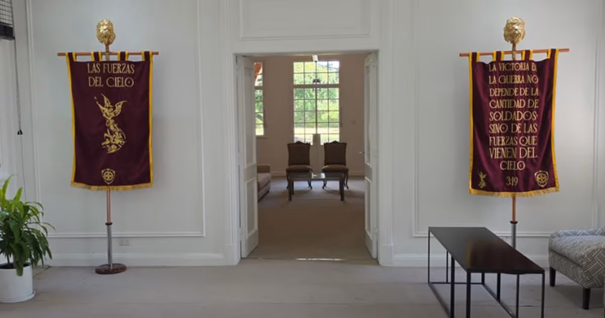 Javier Milei colocó los estandartes de estilo romano de “Las Fuerzas del Cielo” en la Quinta de Olivos
